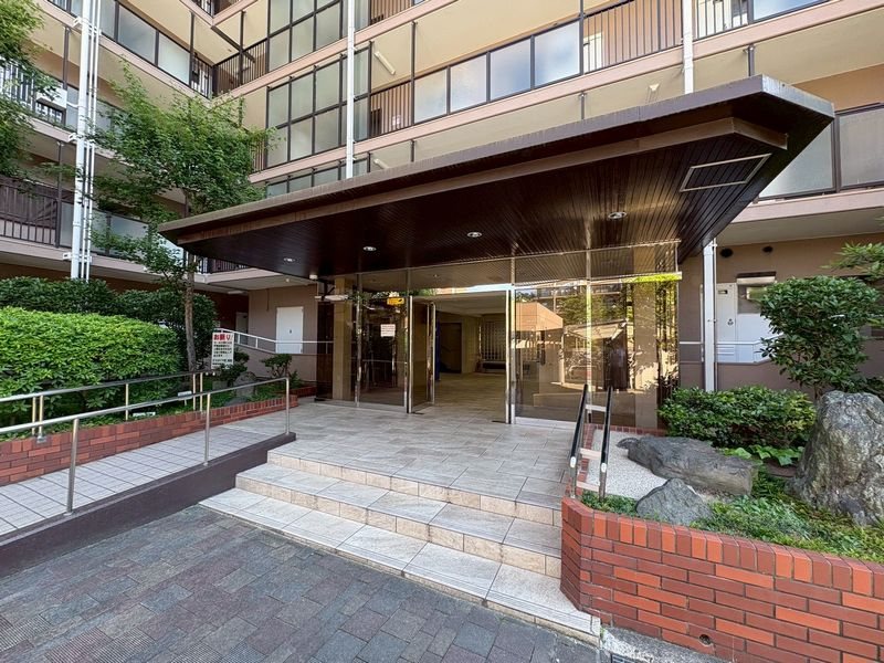 【CASA】 ローレルハイツ千里5号棟 共用部写真（エントランス）