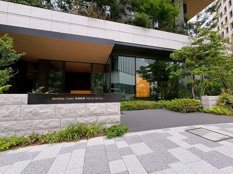 Brillia Tower 箕面船場 TOP OF THE HILL 共用部写真（エントランス）