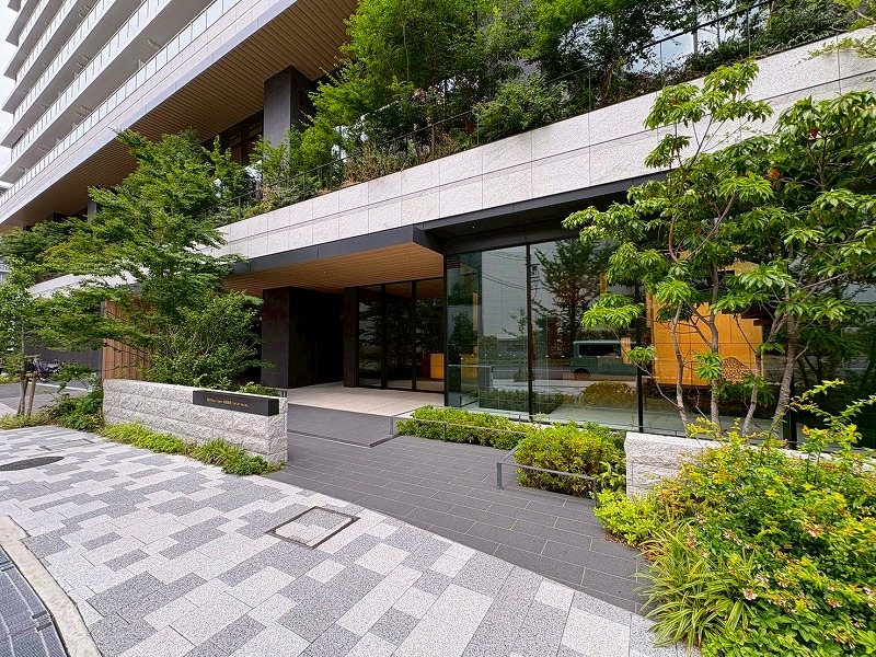 Brillia Tower 箕面船場 TOP OF THE HILL 共用部写真（エントランス）