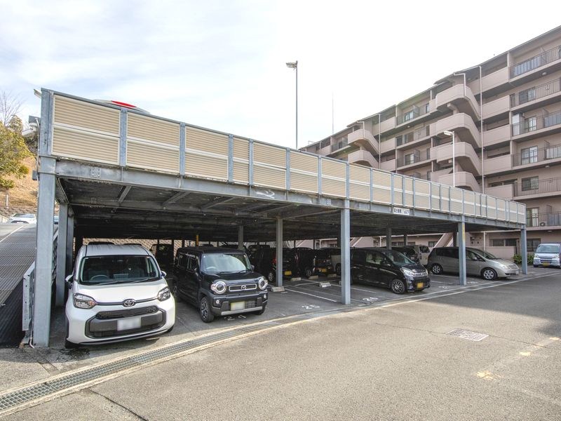 【CASA】朝日プラザ高槻ウエスト・ヒルズA棟  共用部写真（駐車場）