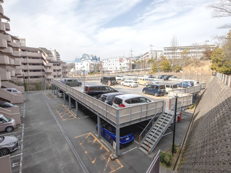【CASA】朝日プラザ高槻ウエスト・ヒルズA棟  共用部写真（駐車場）