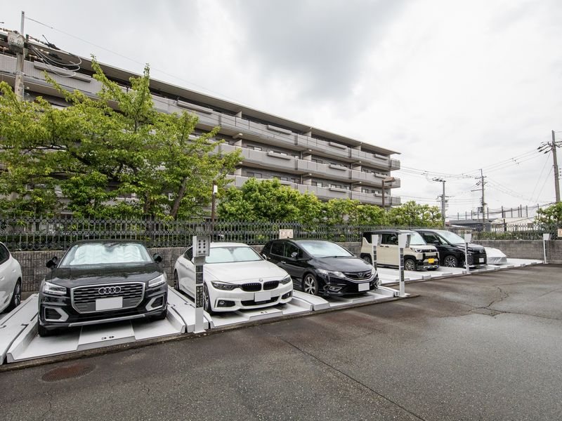 セントポリア箕面 共用部写真（駐車場）