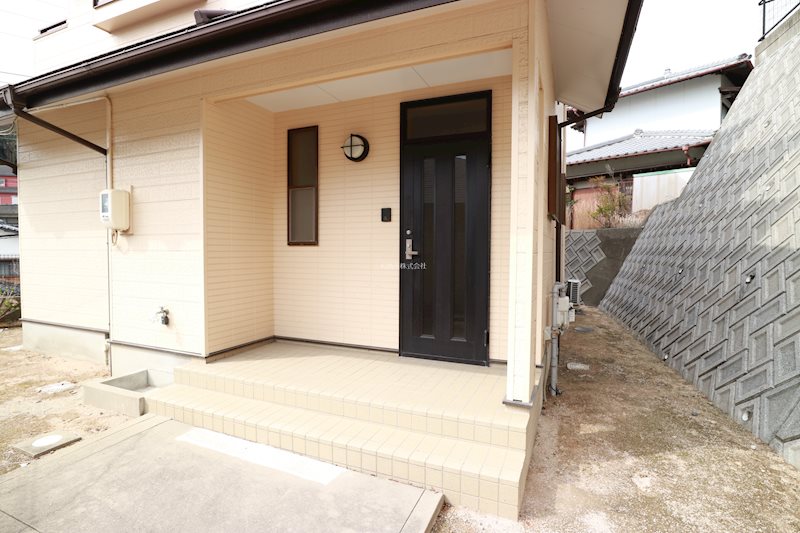 長府松小田中町 現地写真（玄関）