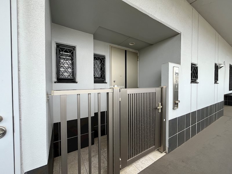 アーデントクレイル長府八幡町 現地写真（玄関）