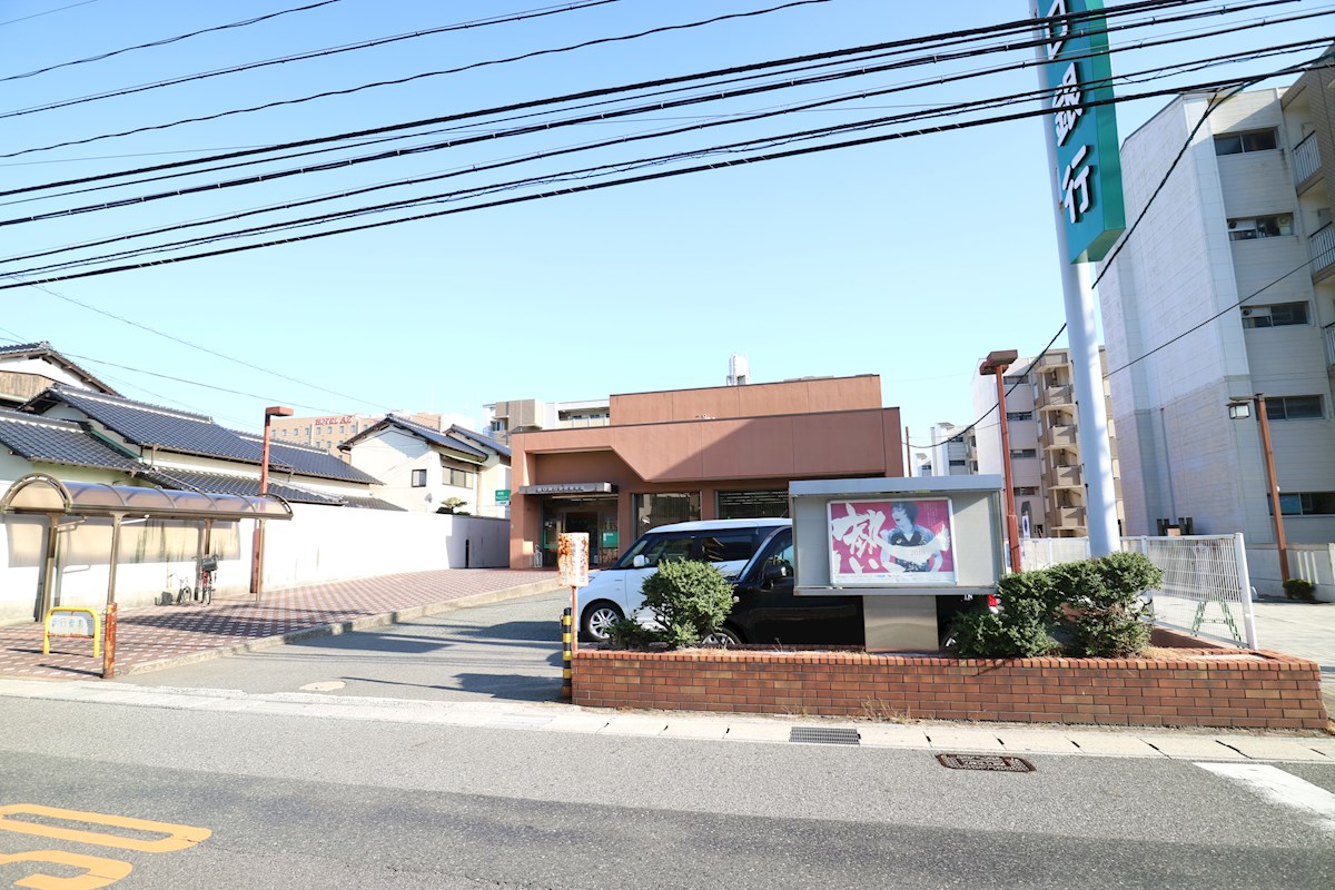 アーデントクレイル長府八幡町 銀行
