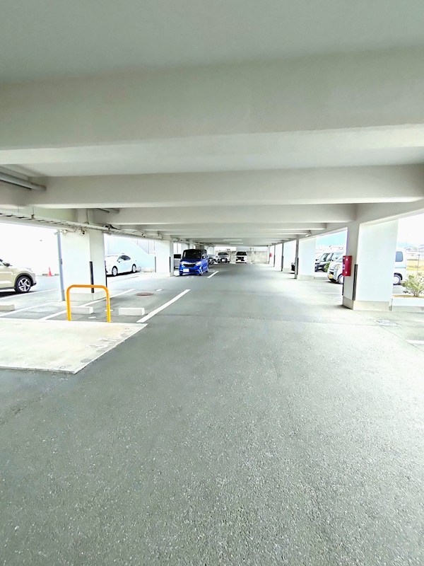 グランピア新宮 共用部写真（駐車場）