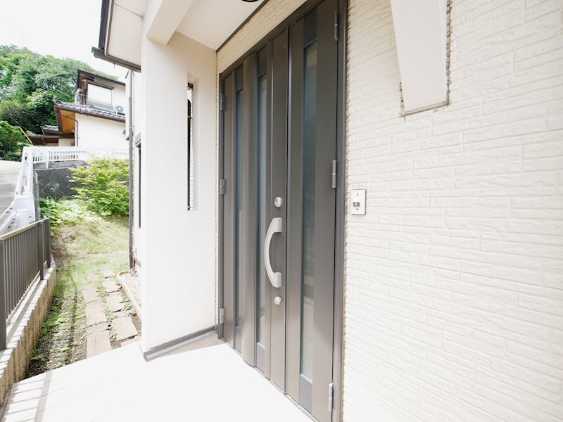 東多賀町５丁目３７７番１ 現地写真（玄関）