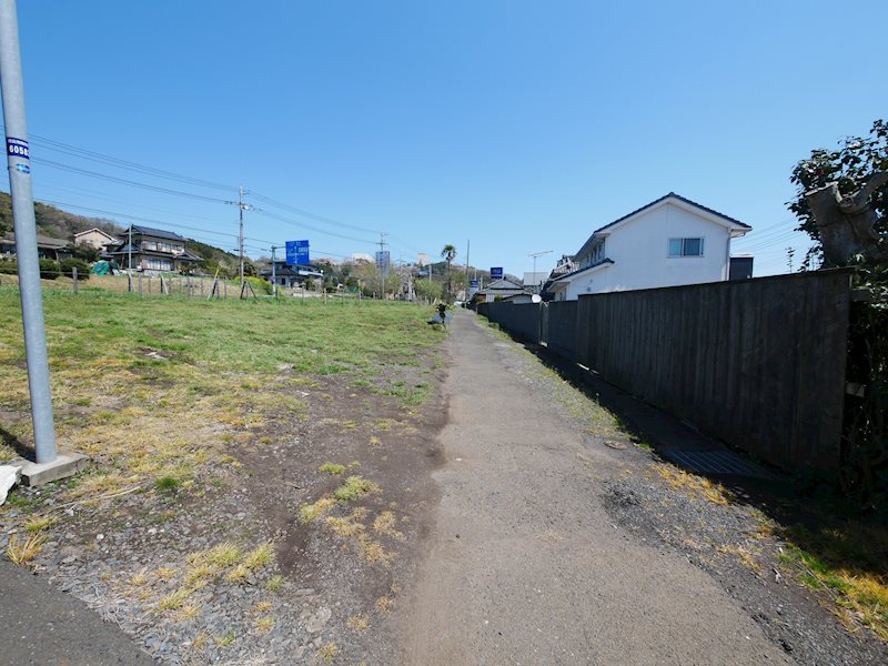 石名坂町１丁目８７７番３ 現地写真（前面道路含む現地写真）
