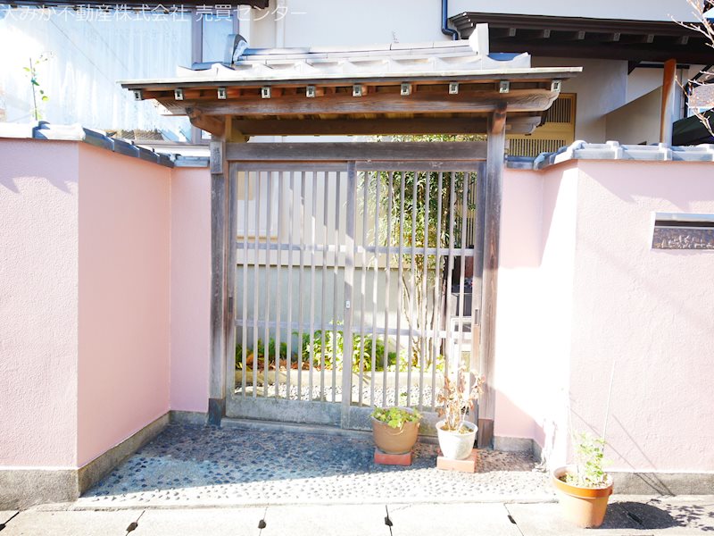 西成沢町４丁目３０７番他  現地写真（玄関）