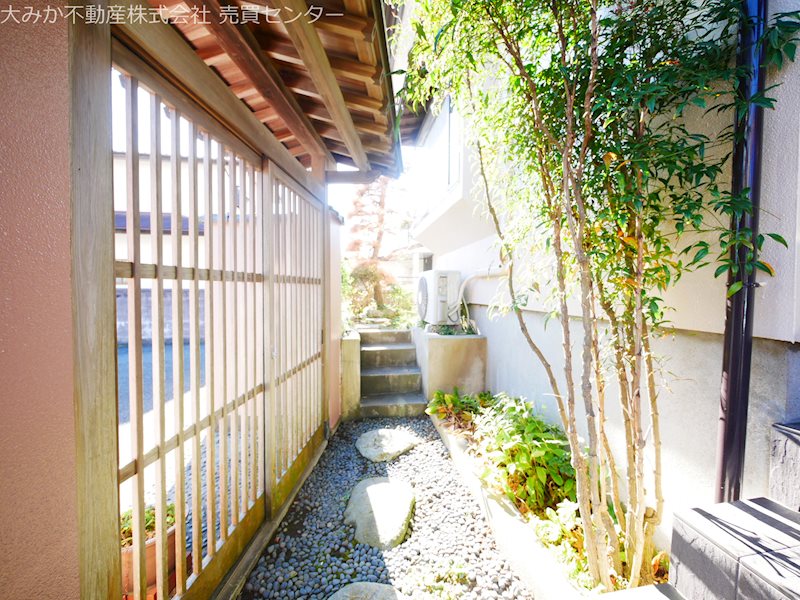 西成沢町４丁目３０７番他  現地写真（玄関）