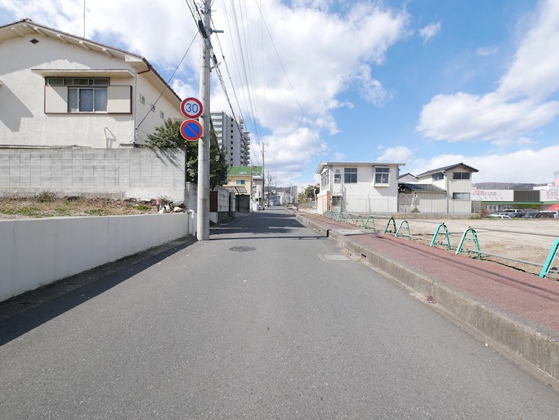 神峰町１丁目８７番 現地写真（前面道路含む現地写真）
