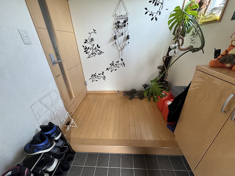 久慈町５丁目１０５１番７ 現地写真（玄関）