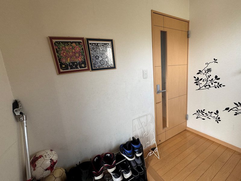 久慈町５丁目１０５１番７ 現地写真（玄関）