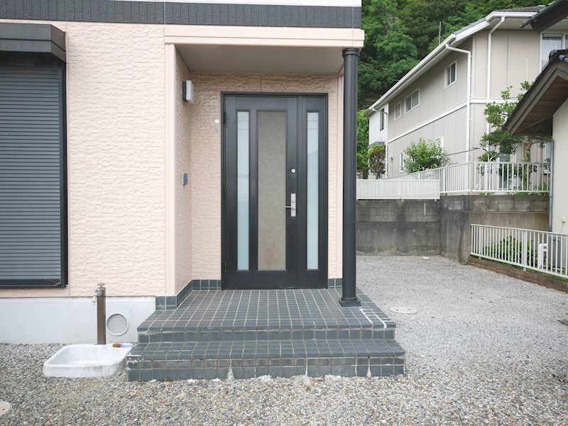 石名坂町１丁目２９４番６３ 現地写真（玄関）