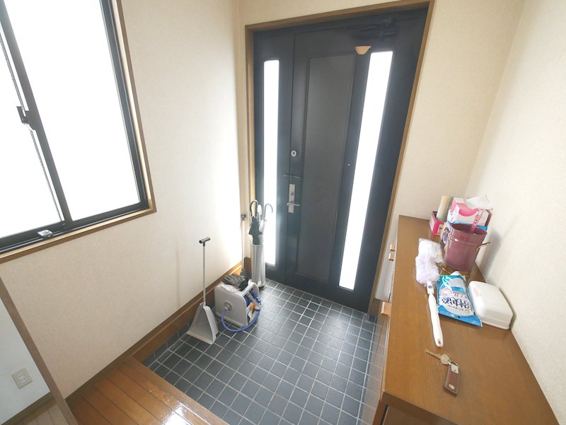 石名坂町１丁目２９４番６３ 現地写真（玄関）