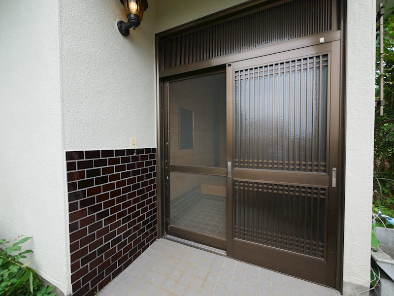 大沼町２丁目１１１番 現地写真（玄関）