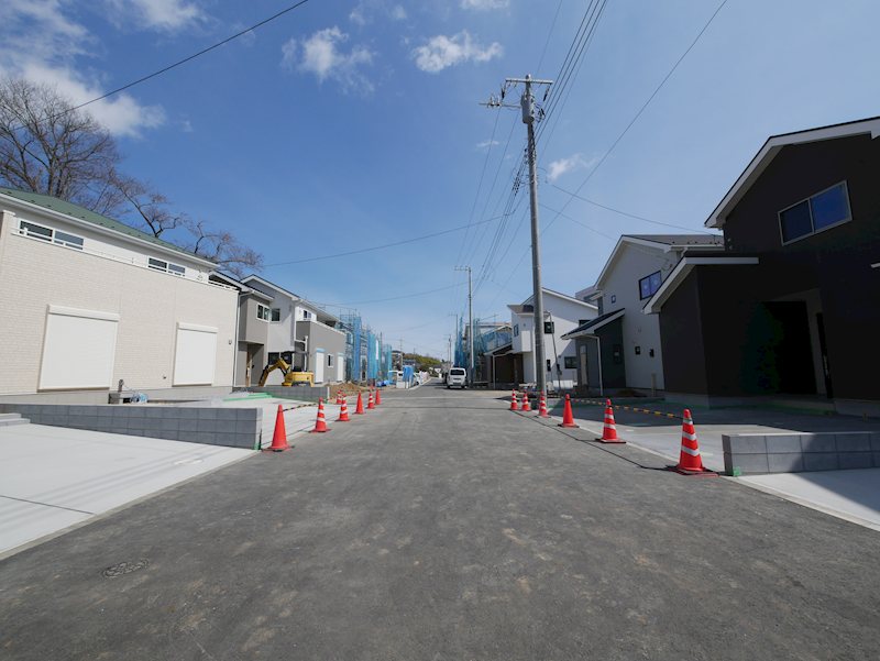 西成沢町2丁目　８号棟 現地写真（前面道路含む現地写真）