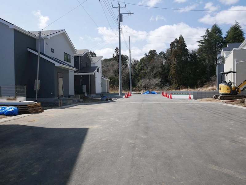 西成沢町2丁目　８号棟 現地写真（前面道路含む現地写真）