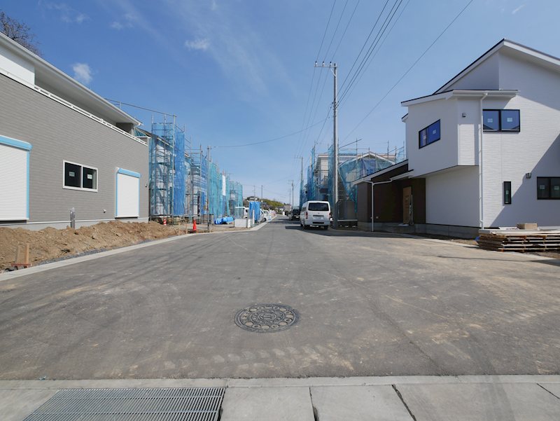 西成沢町2丁目　９号棟 現地写真（前面道路含む現地写真）