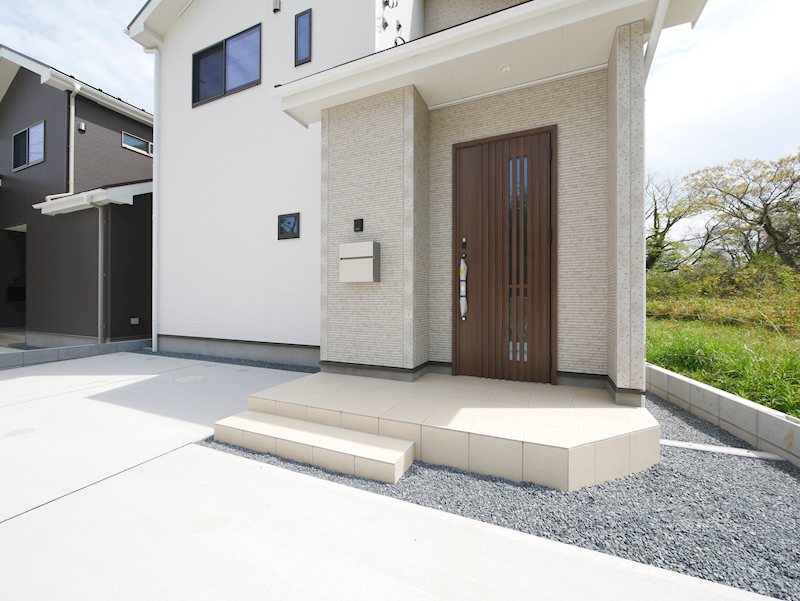 西成沢町2丁目　１０号棟 現地写真（玄関）