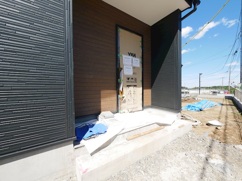 高萩市高萩７期　１号棟 現地写真（玄関）