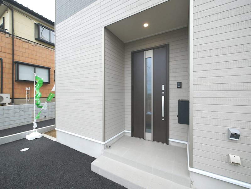 久慈町６丁目第２５　２号棟 現地写真（玄関）