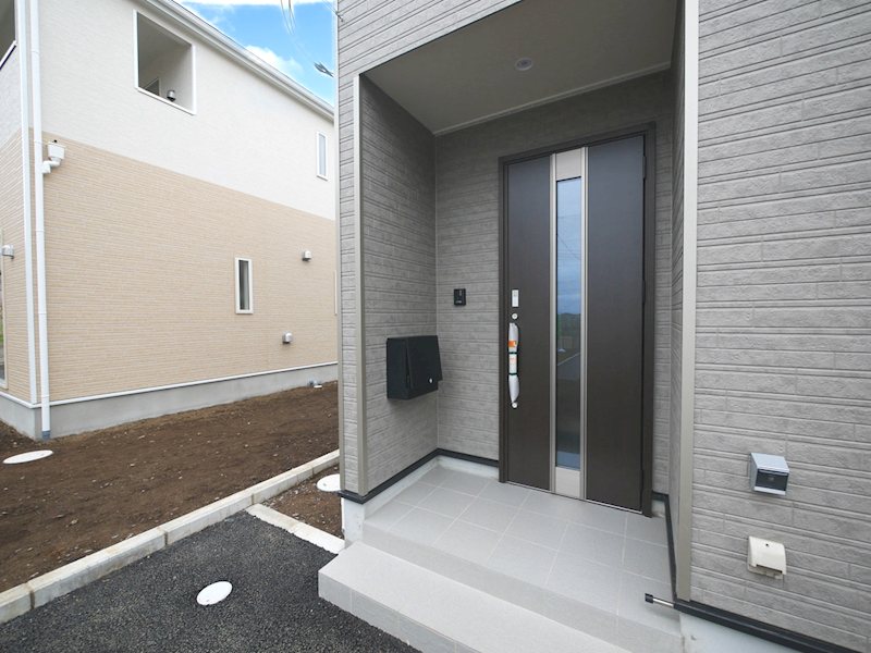 久慈町６丁目第２５　３号棟 現地写真（玄関）
