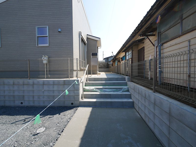 東大沼町１丁目　第１　２号棟 現地写真（玄関）