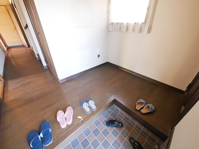 高鈴町５丁目２５６番 現地写真（玄関）