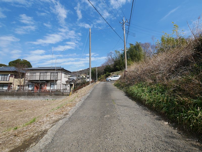 石名坂町２丁目１３７７番９ 現地写真（前面道路含む現地写真）