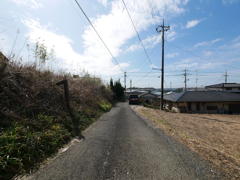 石名坂町２丁目１３７７番９ 現地写真（前面道路含む現地写真）