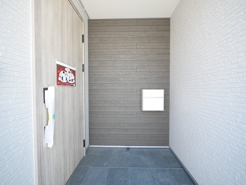 東金沢町１丁目　２号棟 現地写真（玄関）