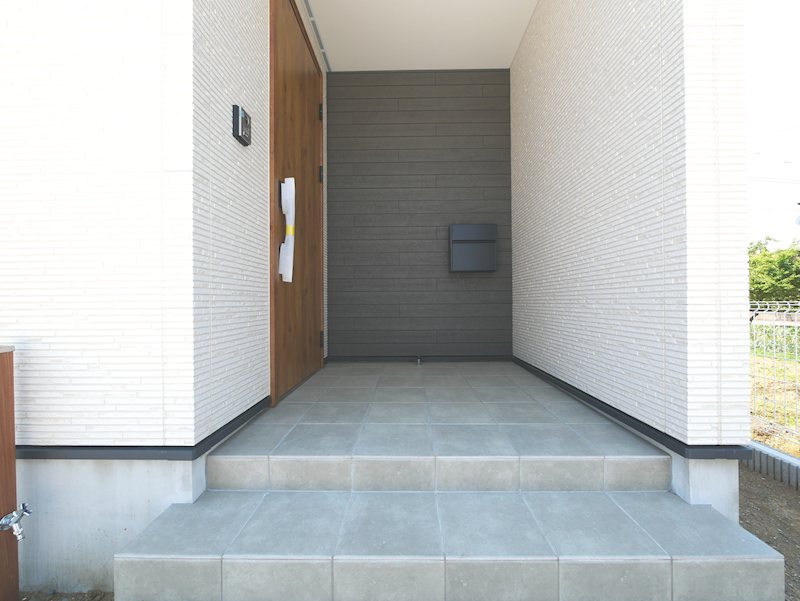東金沢町１丁目　１号棟 現地写真（玄関）