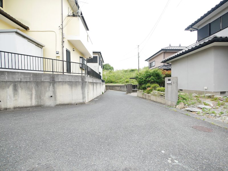 石名坂町１丁目７７９番１１０ 現地写真（前面道路含む現地写真）
