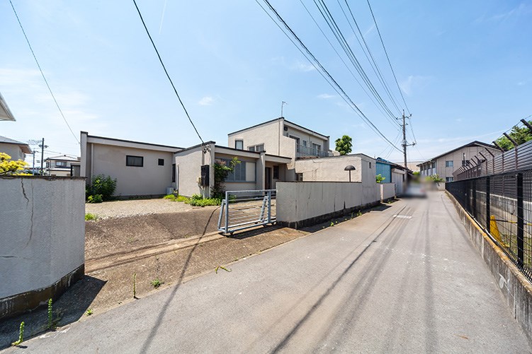 高崎市新町　土地（古家付）  現地写真（前面道路含む現地写真）