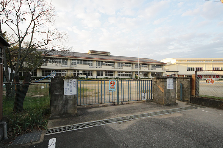 太田市由良町　中古住宅 小学校