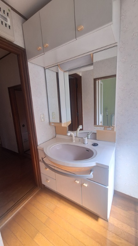 入間市大字小谷田　中古住宅  内観写真（洗面台・洗面所）