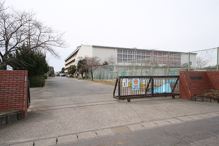 太田市由良町　中古住宅 中学校