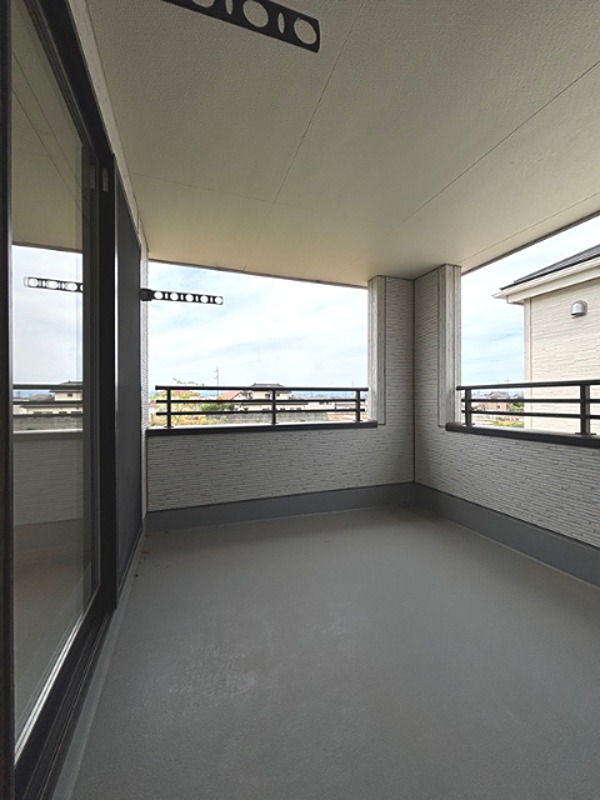 伊勢崎市境保泉　中古住宅  現地写真（バルコニー）