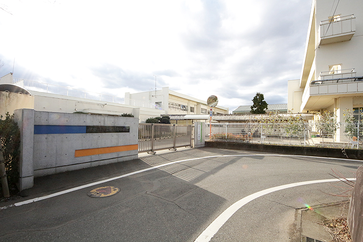 伊勢崎市境保泉　中古住宅  小学校