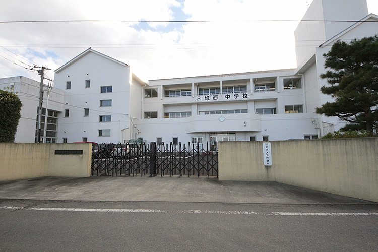 伊勢崎市境保泉　中古住宅  中学校
