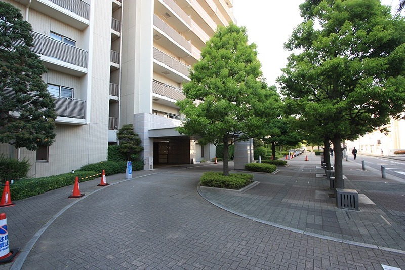 オーベルグランディオ萩中　１号棟 現地写真（玄関）