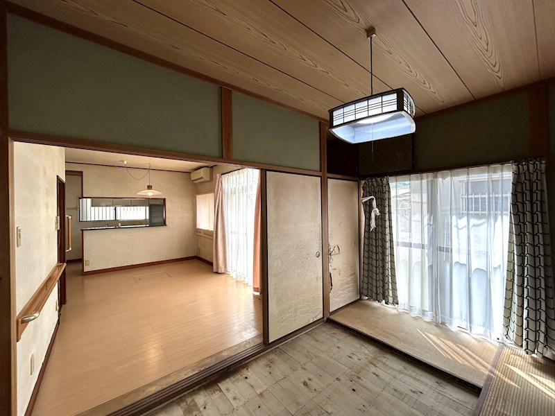 松山市みどりヶ丘　戸建 内観写真（リビング）