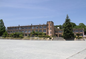 三重県津市一身田上津部田 小学校