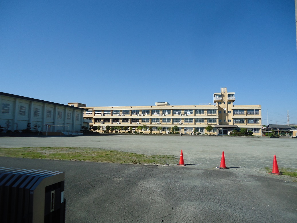東員町八幡新田 中学校