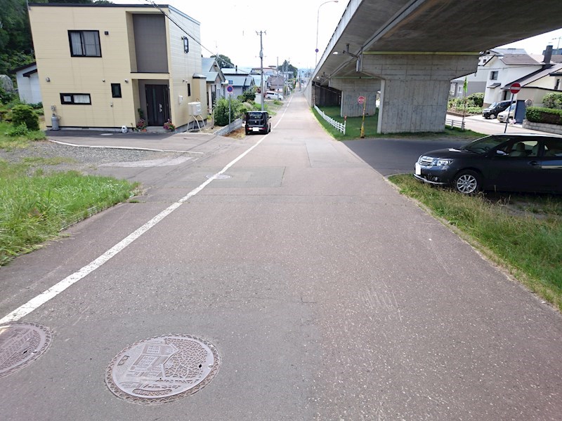 東陵町１８３番　土地 現地写真（前面道路含む現地写真）