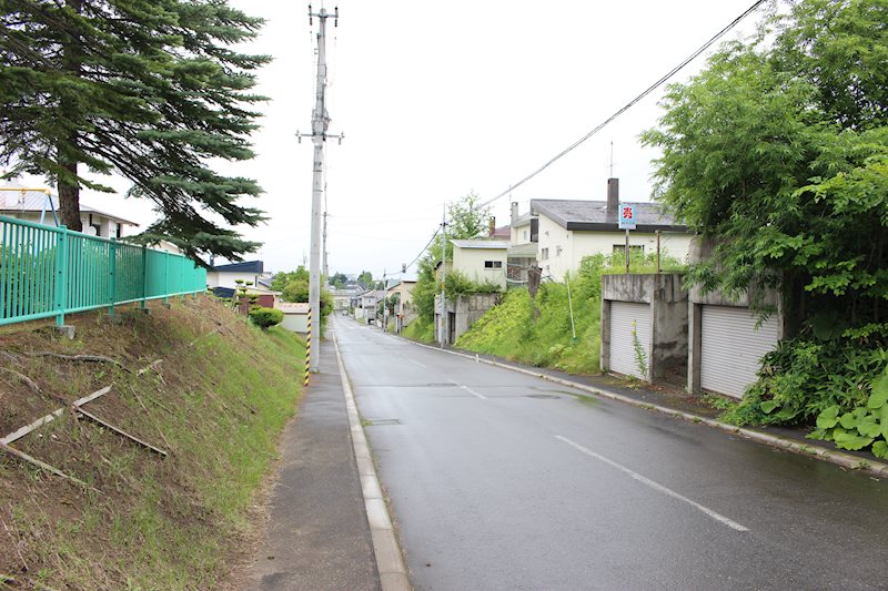 緑ヶ丘２丁目１４番　土地 現地写真（前面道路含む現地写真）