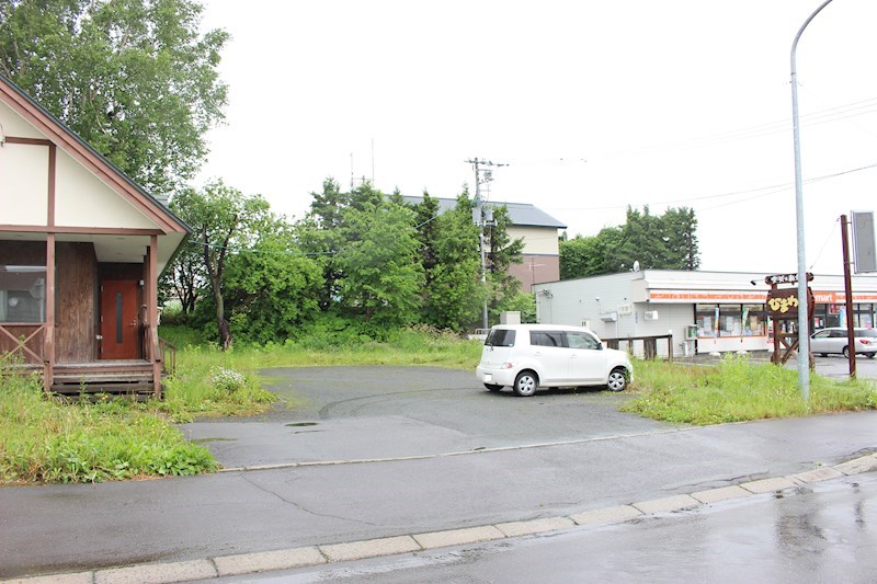 大空町女満別西２条２丁目１３番　住宅付店舗 現地写真（駐車場）