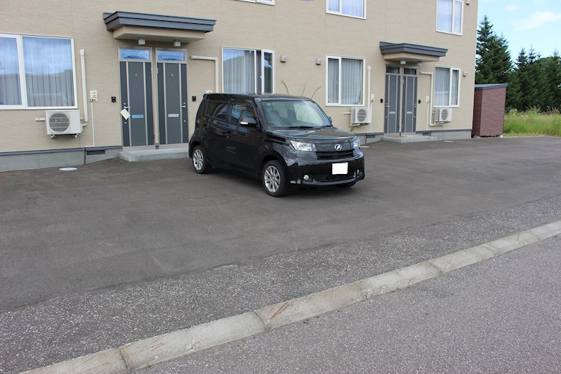 北上７３７番　共同住宅 現地写真（駐車場）