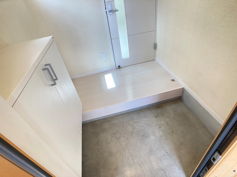 中央三輪９丁目１２番　戸建て 現地写真（玄関）